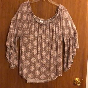XL neutral blouse. Sleeves are fanned.